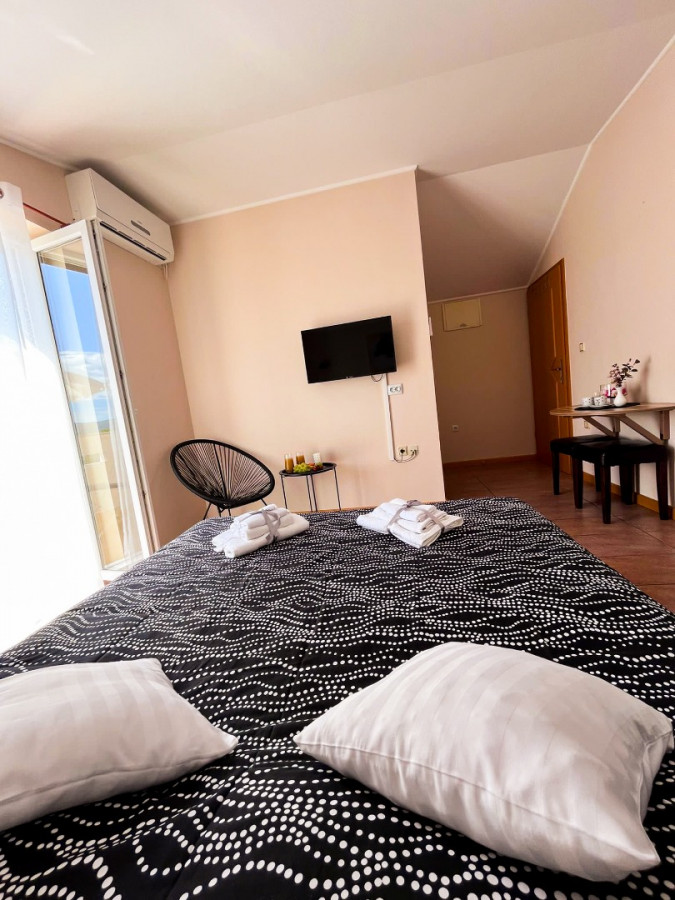 Bright and Sunny Room with Terrace, Zadar & Krk Vacation Oasis Zadar